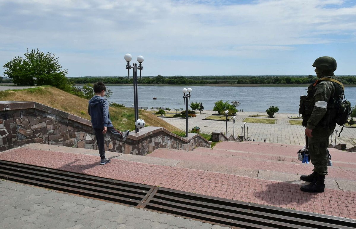 MediasetTgcom24's tweet photo. Esercito russo sta minando strade e ponti a Kherson  #ucraina #russia #azovstal #mariupol #zelensky #putin #usa #nato #joebiden #guerra https://t.co/8TBRHAk970 https://t.co/gAcrWAGNMf