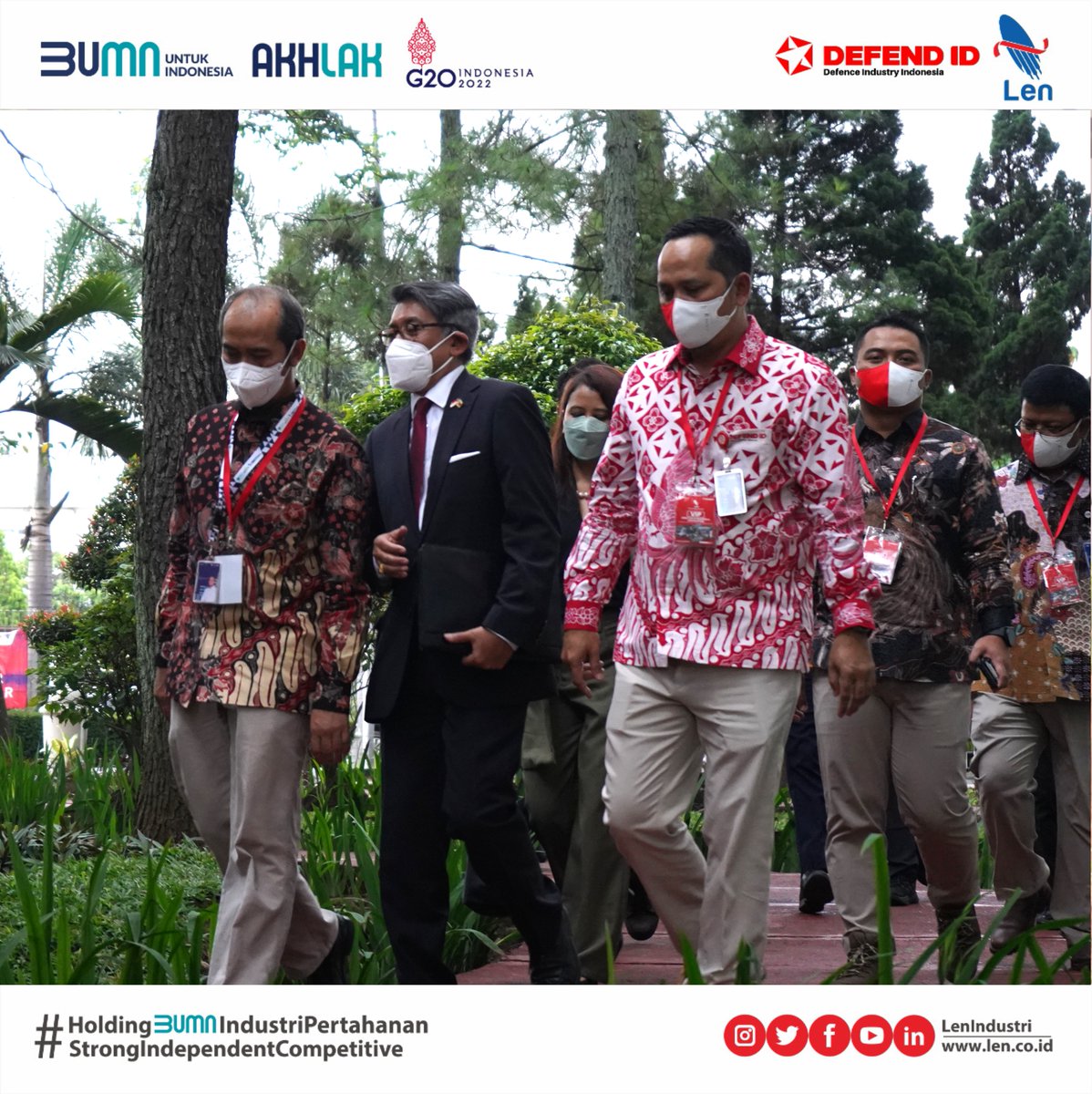 LenIndustri's tweet photo. Wakil Presiden (Wapres) Zimbabwe Constantino Chiwenga tiba di Bandung untuk melakukan kunjungan kerja di PT Len Industri (Persero), Jumat (20/05). Chiwenga juga merangkap sebagai Menteri Kesehatan & Perlindungan Anak.
#LenIndustri #DEFENDID
#RenewableEnergy #RailwaySignalling https://t.co/Blf6BB3WJJ