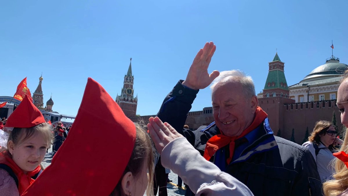 Приняли пару тысяч детей в пионеры на Красной площади