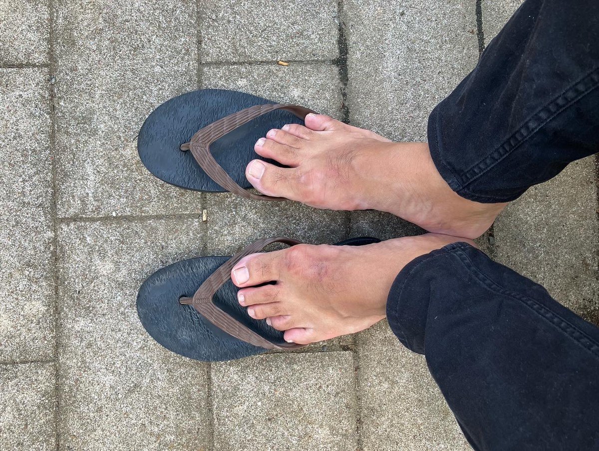 Mr_Barefoot's tweet photo. 今日はこのビーサン(げんべい)
ゴムが削れて足が汚れるけど履き心地は良い👍 https://t.co/hWMBerbN0d
