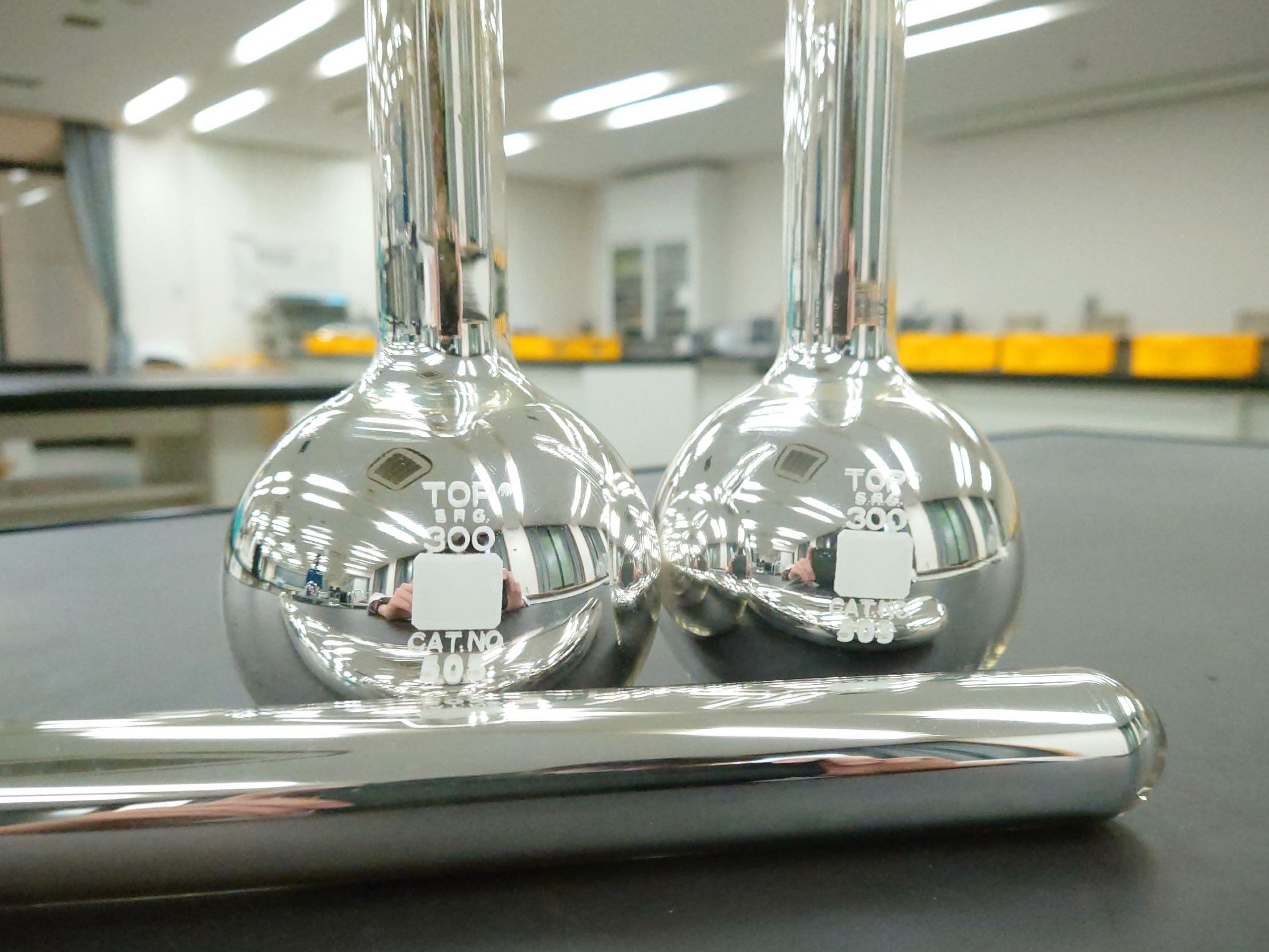 全国科学部連合 化学 化学実験のレシピ 1 8 雷銀を生成しない銀鏡反応 全国の高校生が様々な化学実験を紹介していく本企画 第5回目の今回は 雷銀生成の危険性がないちょっと特殊な銀鏡反応を紹介します 化学実験のレシピ T Co