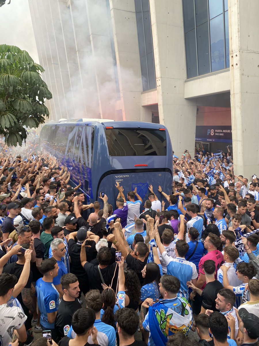 Malaga1986's tweet photo. Levantad la cabeza orgullosos porque el mayor tesoro que puede tener un club es una afición como esta.
¡Málaga somos nosotros! https://t.co/0z9Qgi7tLm