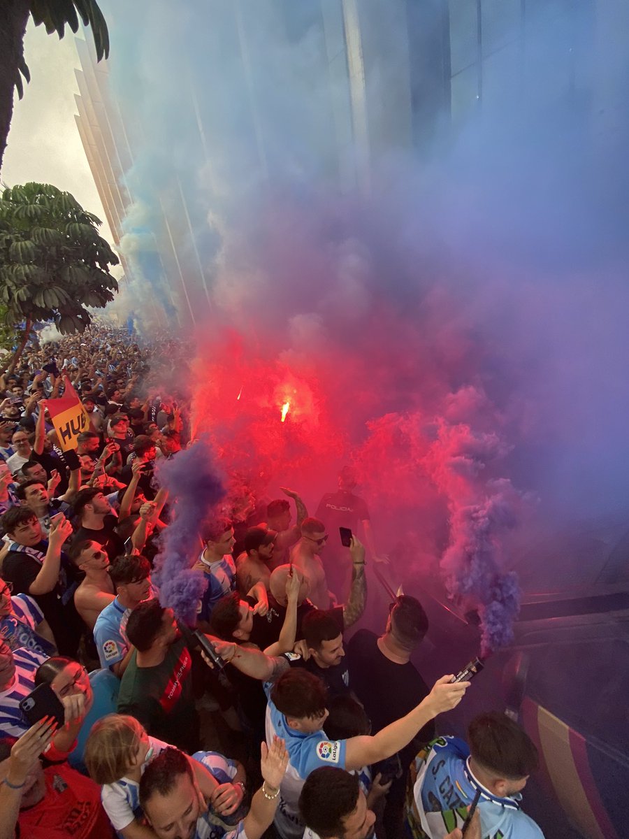 Malaga1986's tweet photo. Levantad la cabeza orgullosos porque el mayor tesoro que puede tener un club es una afición como esta.
¡Málaga somos nosotros! https://t.co/0z9Qgi7tLm