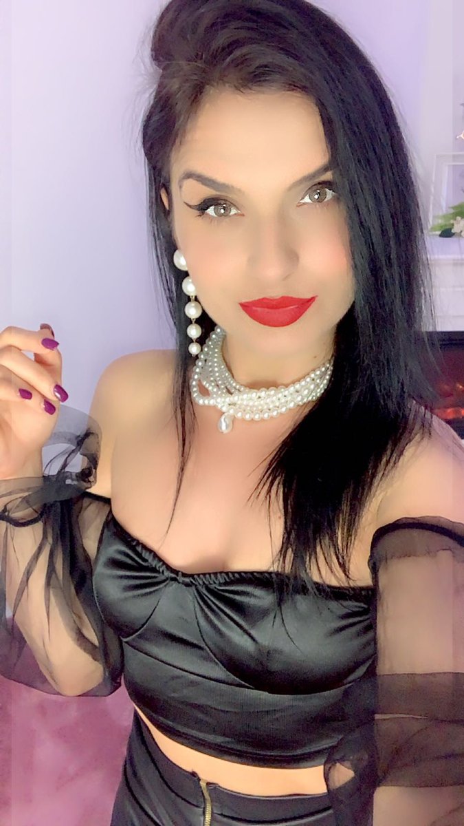 AdeleHolterOff's tweet photo. In line soon! Come to see me. #brunette #brunettegirl #redlips #fullips #sexyeyes https://t.co/EvJBYicnUu