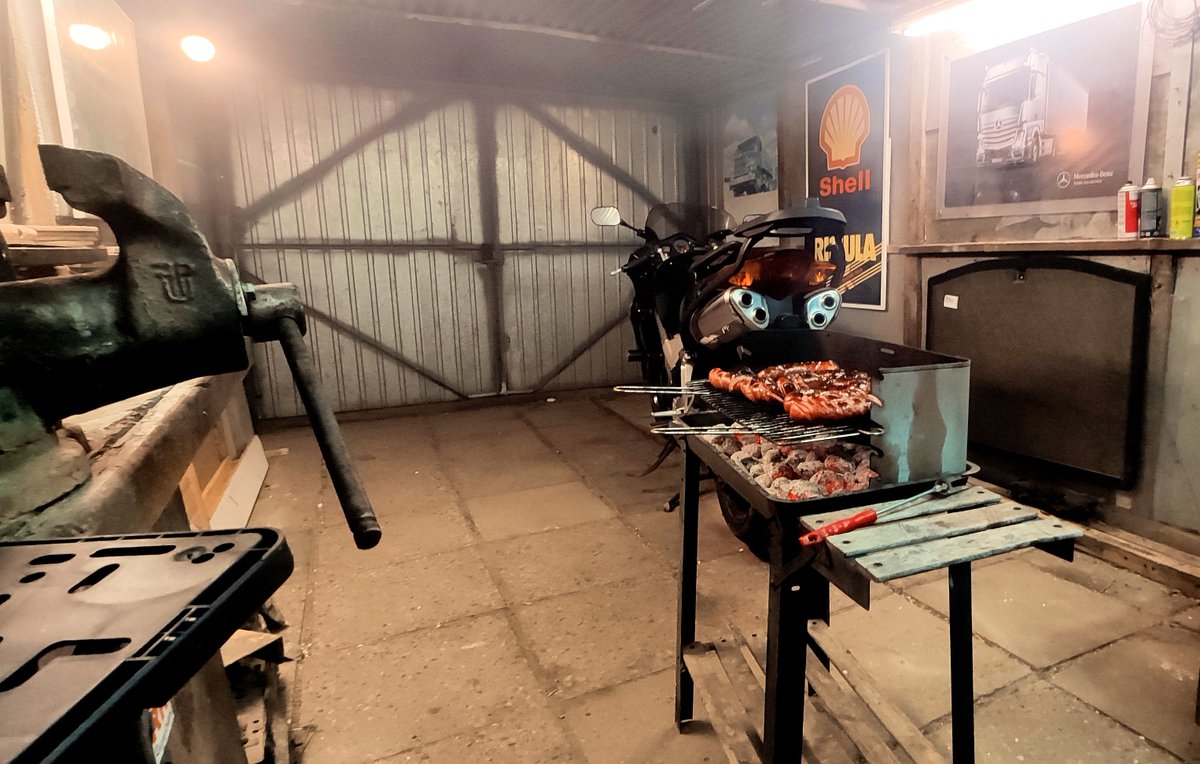 LadyRusinCook's tweet photo. Barbecue garage, rich weather, you have to deal with it !! fire, motorcycle, sausage, coal, tasty!

$Grill $bbq $garage $grill $tasty #delicious https://t.co/GODoXITZZr