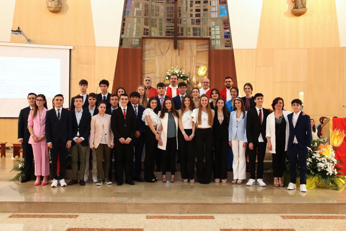 27 jóvenes recibieron el sello del Espíritu Santo en la confirmación. Damos gracias a Dios y oramos para que sigan creciendo en la fe.