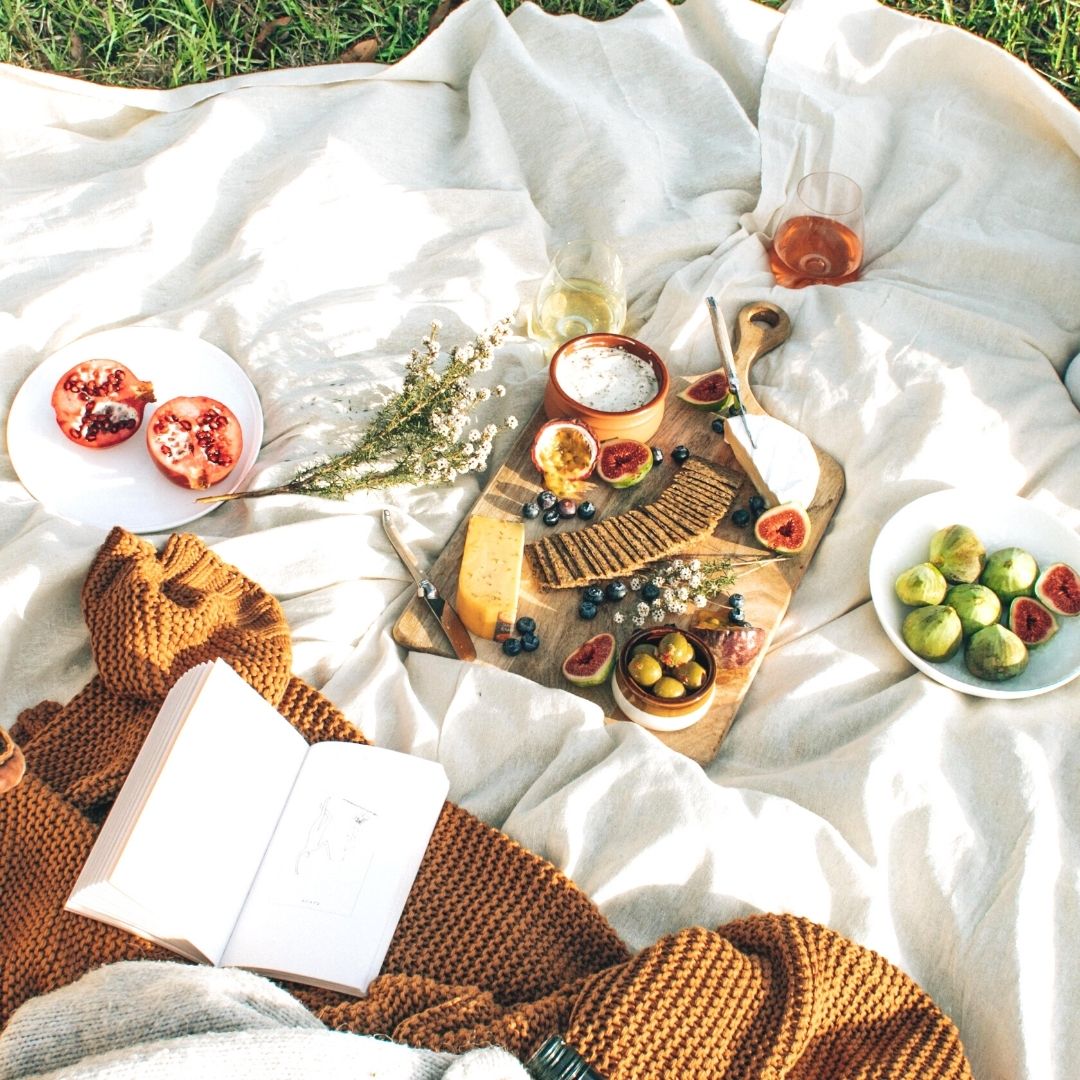 Ce genre de pique-nique 😍

#piquenique #apéro #pain #fruits #légumes #yaourt #limonade