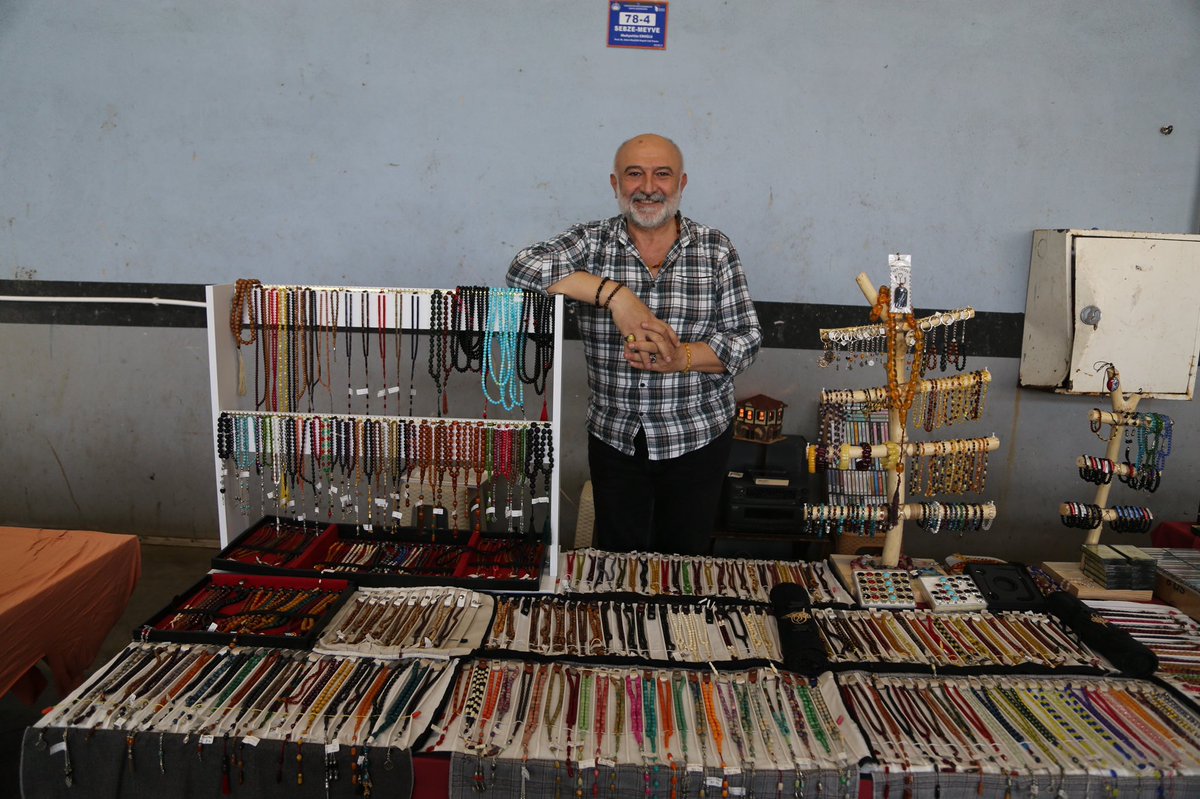 Anılar, yaşanmışlıklar, geçmişe dair izler…

Avas Antika Pazarımızda sizleri zamanda yolculuğa çıkaracak eşyalar var. ⏳

Her cumartesi günü Esenler’de hizmet veren antika pazarımız İstanbullu antika meraklılarını bekliyor!