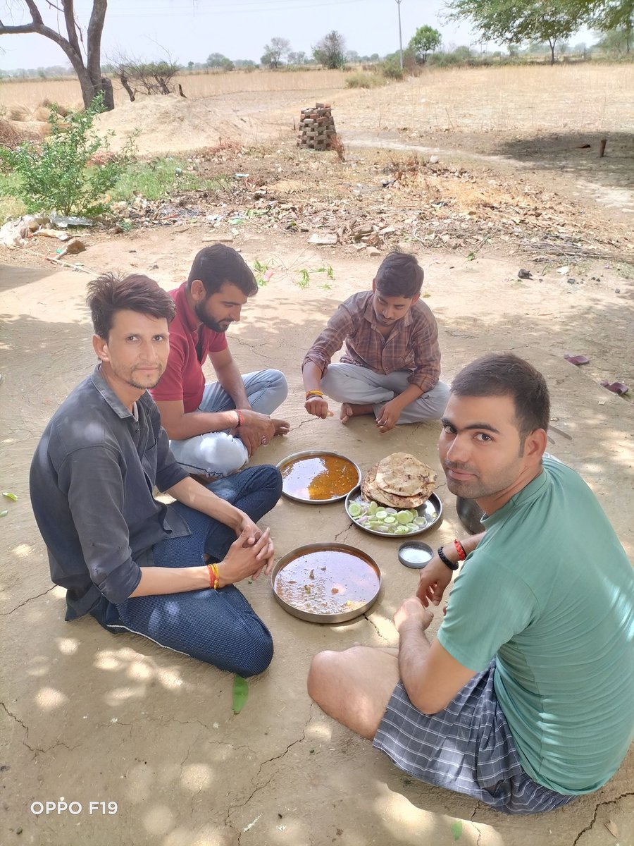 BhindJadoun's tweet photo. आज #दोस्तों के साथ #गाँव में #दाल_टिक्कर पार्टी
#villagelife #sayna ❤️🙏
@ https://t.co/5OQKa5sNu7