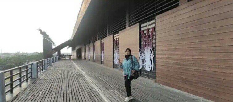 susan_amelia46's tweet photo. Rmh #radakng alias rmh pnjg suku #dayak #pontianak
Slh 1 #objek #wisata yg rame apa lg sore hr
Byk #milenial #nongkrong
Ada #burung #enggang khas #kalbar
Tambah #keren utk naik rmh cukup tinggi
Pake tangga #unik kyk pohon kelapa
&amp; lumayan cape jln2 lht seluruh rmh krn pnjg bgt😍 https://t.co/KhGtyGFT7W