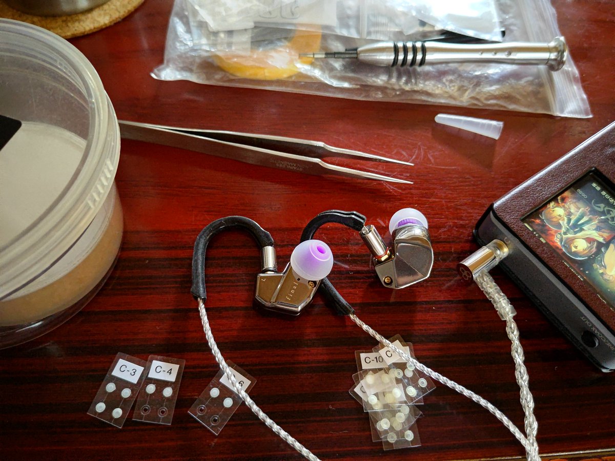 Fraga_t's tweet photo. MAKE2再調整

音導管：A9、Bなし
ドライバホルダ：なし
外ベント：なし
内ベント：C6
＋
TYPE E soft
シルバーコートケーブル

音導管のフィルタを変えただけだと若干高域が耳障りだったので、その点をCフィルタで調整。

良く言えばナチュラルサウンド
悪く言えば個性が薄い…？

#final_MAKE https://t.co/6tP3Ht5utc