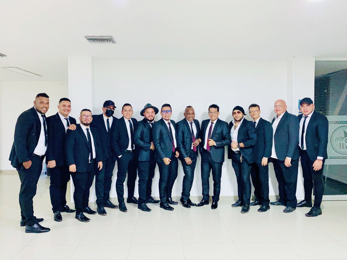 Seguimos gozando #BodasColombia #ShowTime #YSeguimosBateandoDeHomeRun