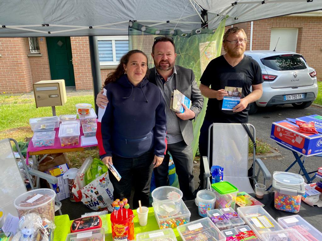 BrunoBilde's tweet photo. 🔵⚪️🔴 Nous sommes au vide grenier d’#Hulluch pour un tractage ensoleillé.
Marine a réalisé ici un très beau 65%, merci à vous !
#Législatives2022 #Circo6212 https://t.co/mAfv24DwaR