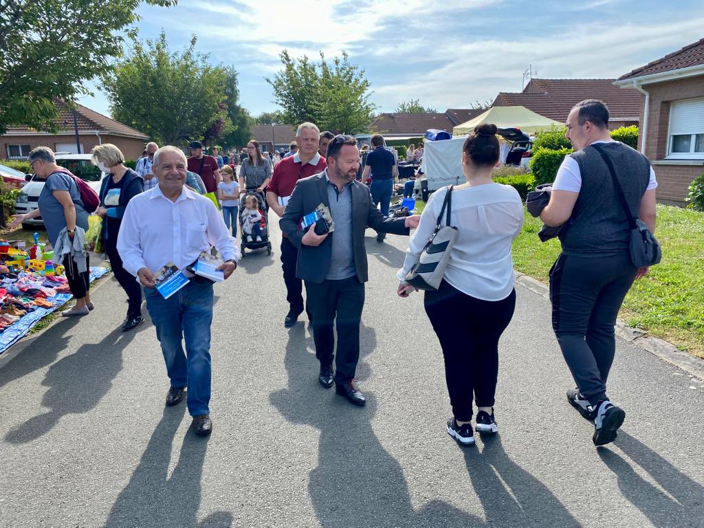 BrunoBilde's tweet photo. 🔵⚪️🔴 Nous sommes au vide grenier d’#Hulluch pour un tractage ensoleillé.
Marine a réalisé ici un très beau 65%, merci à vous !
#Législatives2022 #Circo6212 https://t.co/mAfv24DwaR