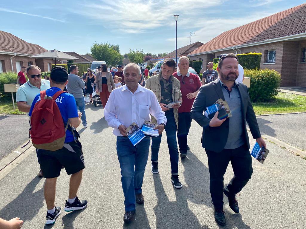 BrunoBilde's tweet photo. 🔵⚪️🔴 Nous sommes au vide grenier d’#Hulluch pour un tractage ensoleillé.
Marine a réalisé ici un très beau 65%, merci à vous !
#Législatives2022 #Circo6212 https://t.co/mAfv24DwaR