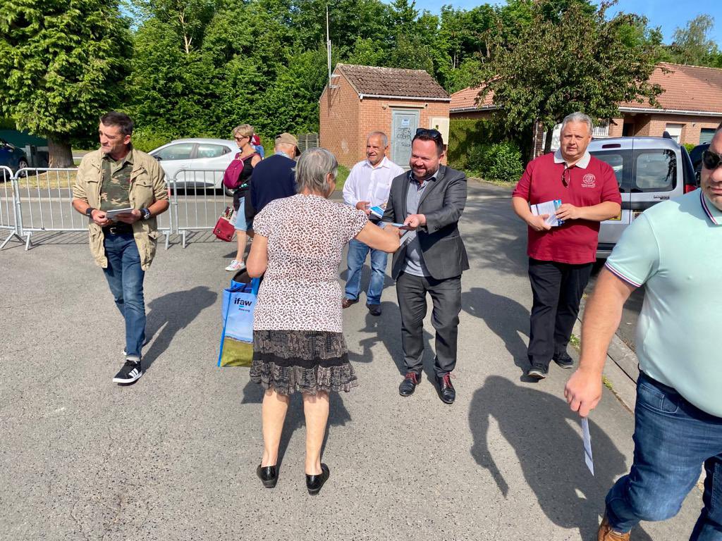 BrunoBilde's tweet photo. 🔵⚪️🔴 Nous sommes au vide grenier d’#Hulluch pour un tractage ensoleillé.
Marine a réalisé ici un très beau 65%, merci à vous !
#Législatives2022 #Circo6212 https://t.co/mAfv24DwaR