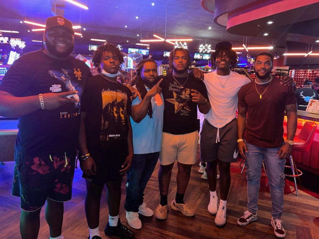 #Bowlingnight wit the fam before everybody leaves again 😪 we just some kids from the number streets to NFL and power 5 stadiums making our family proud IYKYK 🤷🏿‍♂️ faith,family,football we all we got #bighokies #bigcornhuskers #biggators #bigjaguars 👑👑👑