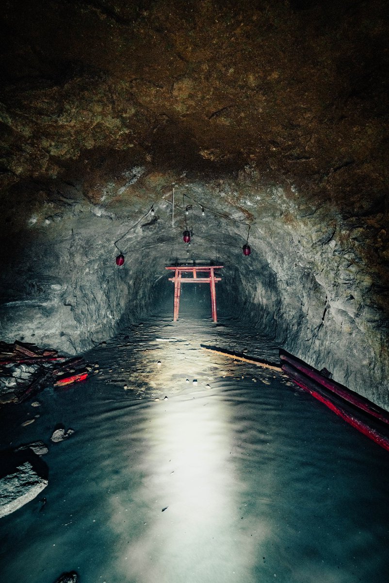 水没した坑道の先にあった鳥居。