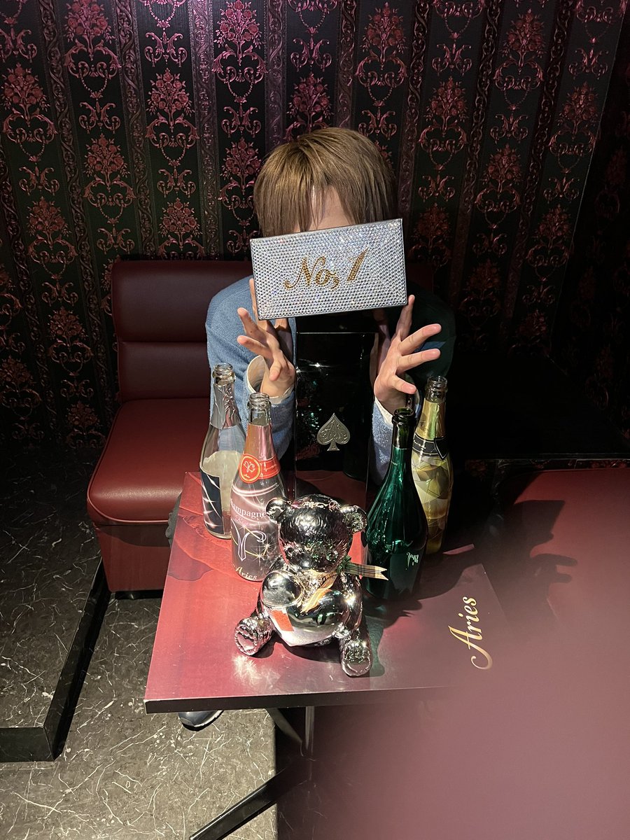 Aries_Omiya's tweet photo. 昨日のラスソンは社長でした✨

色んな席でシャンパンや飾りボトル入る中高級シャンパンアルマンド🍾♠️
でかっこよくラスソンでした🥺❣️

連休明けてから毎日忙しくてみんな幸せです😍
明日は柊一輝幹部の昇格祭なので明日もよろしくお願いします♈️

 #ホストル求人
  #大宮ホスト
 #アルマンド https://t.co/t9ApvLJ6kF