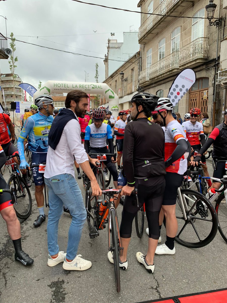 Domingo de ciclismo <a href="/ponteareas_gal/">Concello Ponteareas</a> coa “Marcha cicloturística Clásica Álvaro Pino” <a href="/gorkavigo/">Gorka Gómez</a> con Ezequiel Mosquera, Álvaro Pino, Delio Fernández,  Samuel Blanco e o presidente da Federación Galega Juan Carlos Muñiz