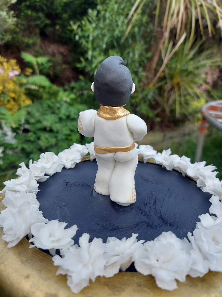 Camdragon's tweet photo. My beautiful, gifted daughter is having a really tough time right now. Making cakes is her "happy place". She made this yesterday (in one day!!.. she's amazing) #bethbakes https://t.co/0omMHGh0FE