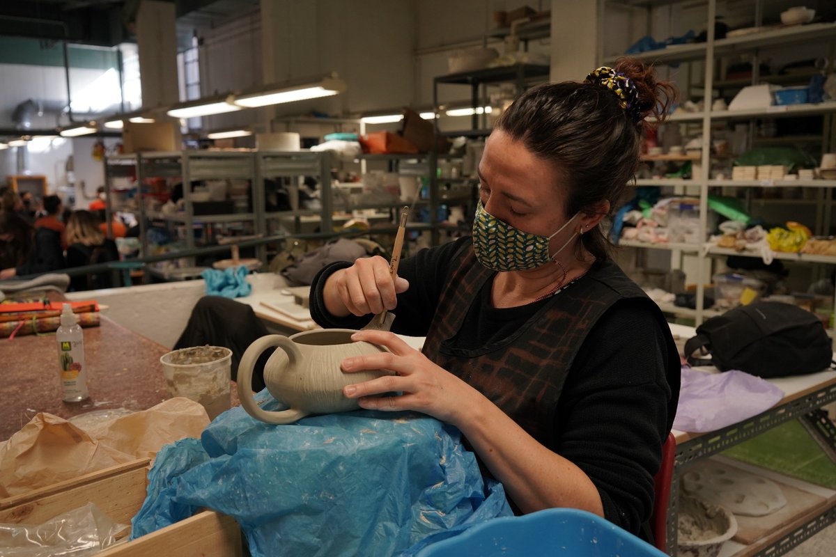 👉Comencem la segona jornada de #TallersObertsBCN 2022 recordant-vos que per a participar a les activitats haureu de reservar plaça prèviament contactant amb els artistes. Trobareu les dades de contacte a tallersobertsbarcelona.cat. 

📸 <a href="/JuiaJewels/">Juia Jewels</a> i <a href="/EscoladArtLaIn1/">Escola d'Art La Industrial</a>.