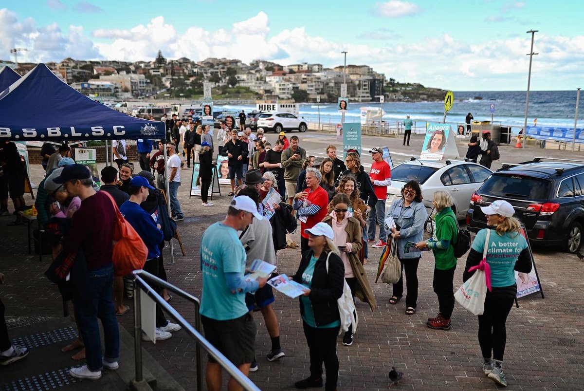SaphorePhoto's tweet photo. People cast their vote during the 2022 Australian federal election at a polling station at Bondi Beach in Sydney, Australia, on Saturday, May 21, 2022. 

📸 for @afpphoto 

#auspol2022 #ausvotes2022 #auspol #australianfederalelection #ausvotes  #democracysausage https://t.co/OfxaoMWQir