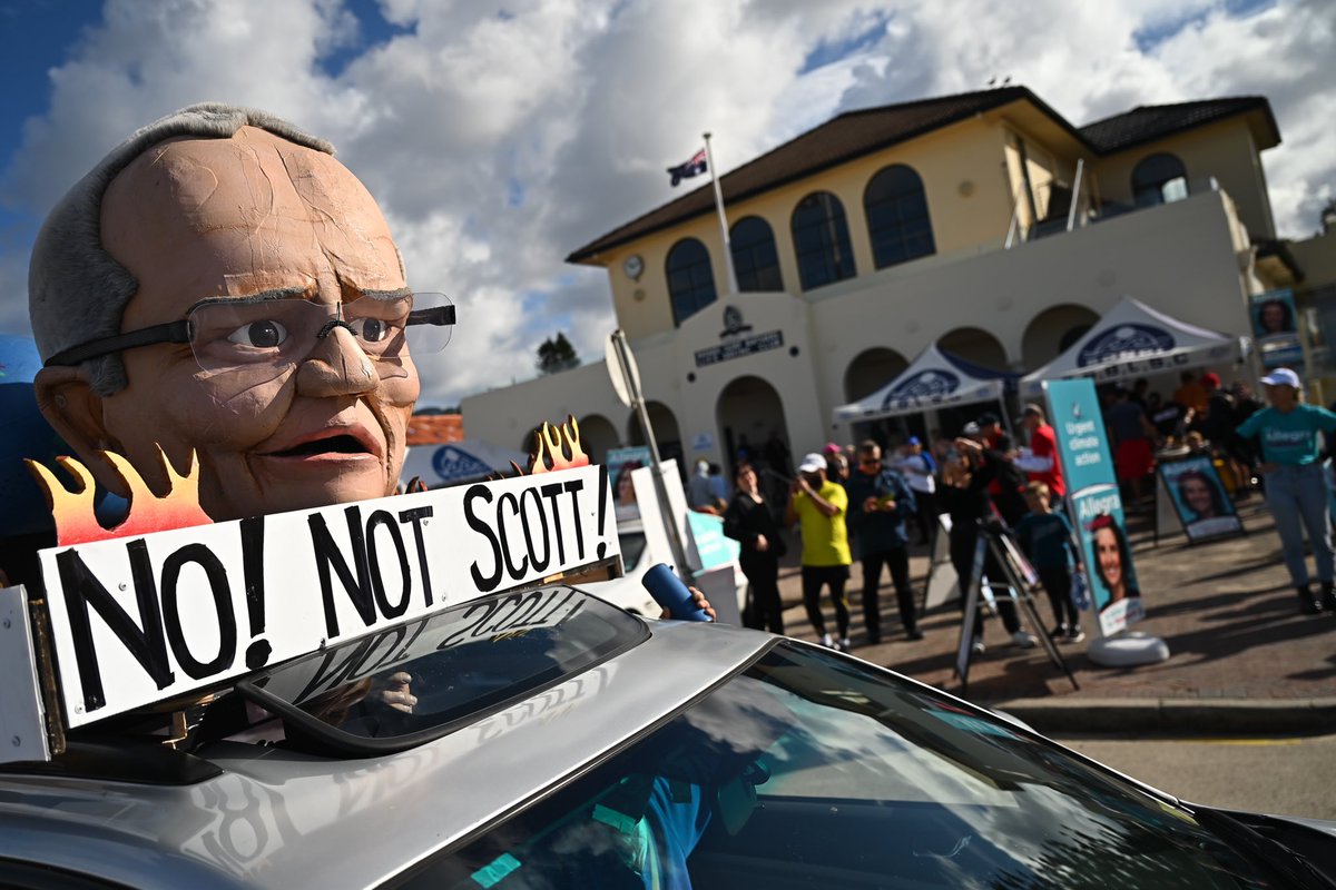 SaphorePhoto's tweet photo. People cast their vote during the 2022 Australian federal election at a polling station at Bondi Beach in Sydney, Australia, on Saturday, May 21, 2022. 

📸 for @afpphoto 

#auspol2022 #ausvotes2022 #auspol #australianfederalelection #ausvotes  #democracysausage https://t.co/OfxaoMWQir