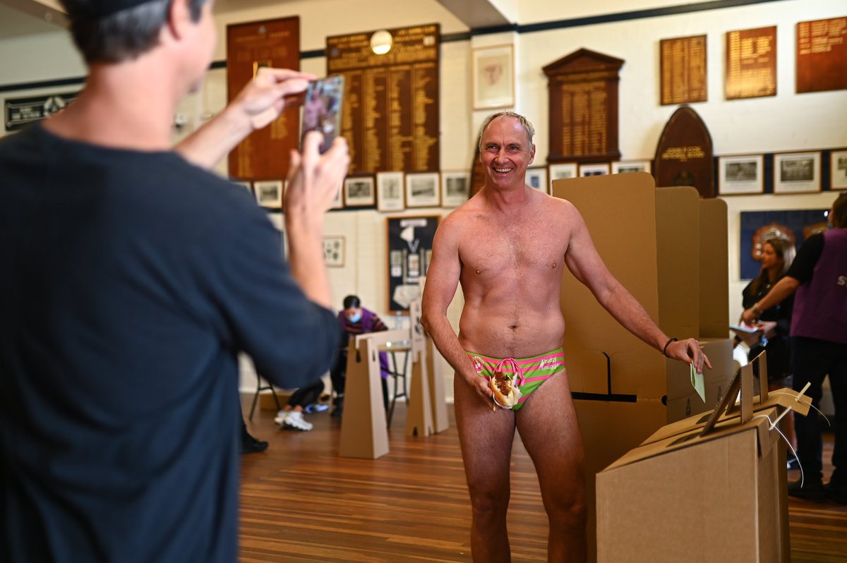 SaphorePhoto's tweet photo. People cast their vote during the 2022 Australian federal election at a polling station at Bondi Beach in Sydney, Australia, on Saturday, May 21, 2022. 

📸 for @afpphoto 

#auspol2022 #ausvotes2022 #auspol #australianfederalelection #ausvotes  #democracysausage https://t.co/Bm2eZQbIm3