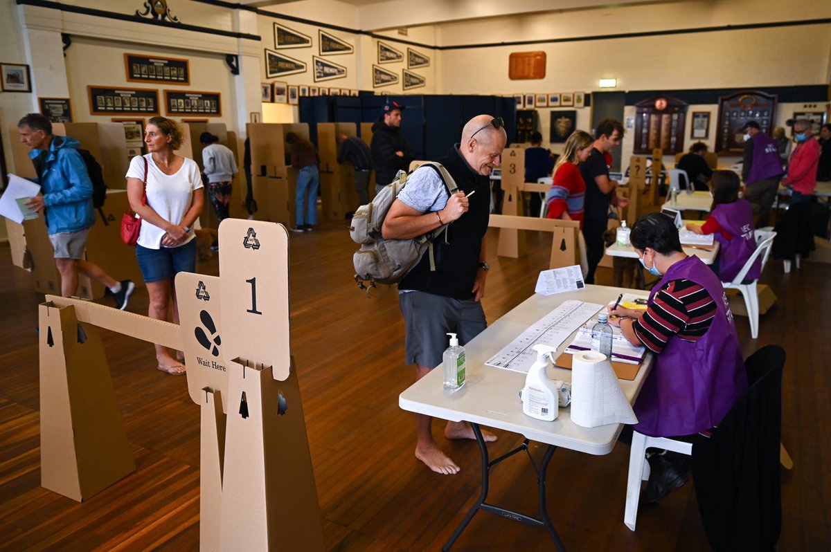 SaphorePhoto's tweet photo. People cast their vote during the 2022 Australian federal election at a polling station at Bondi Beach in Sydney, Australia, on Saturday, May 21, 2022. 

📸 for @afpphoto 

#auspol2022 #ausvotes2022 #auspol #australianfederalelection #ausvotes  #democracysausage https://t.co/Bm2eZQbIm3
