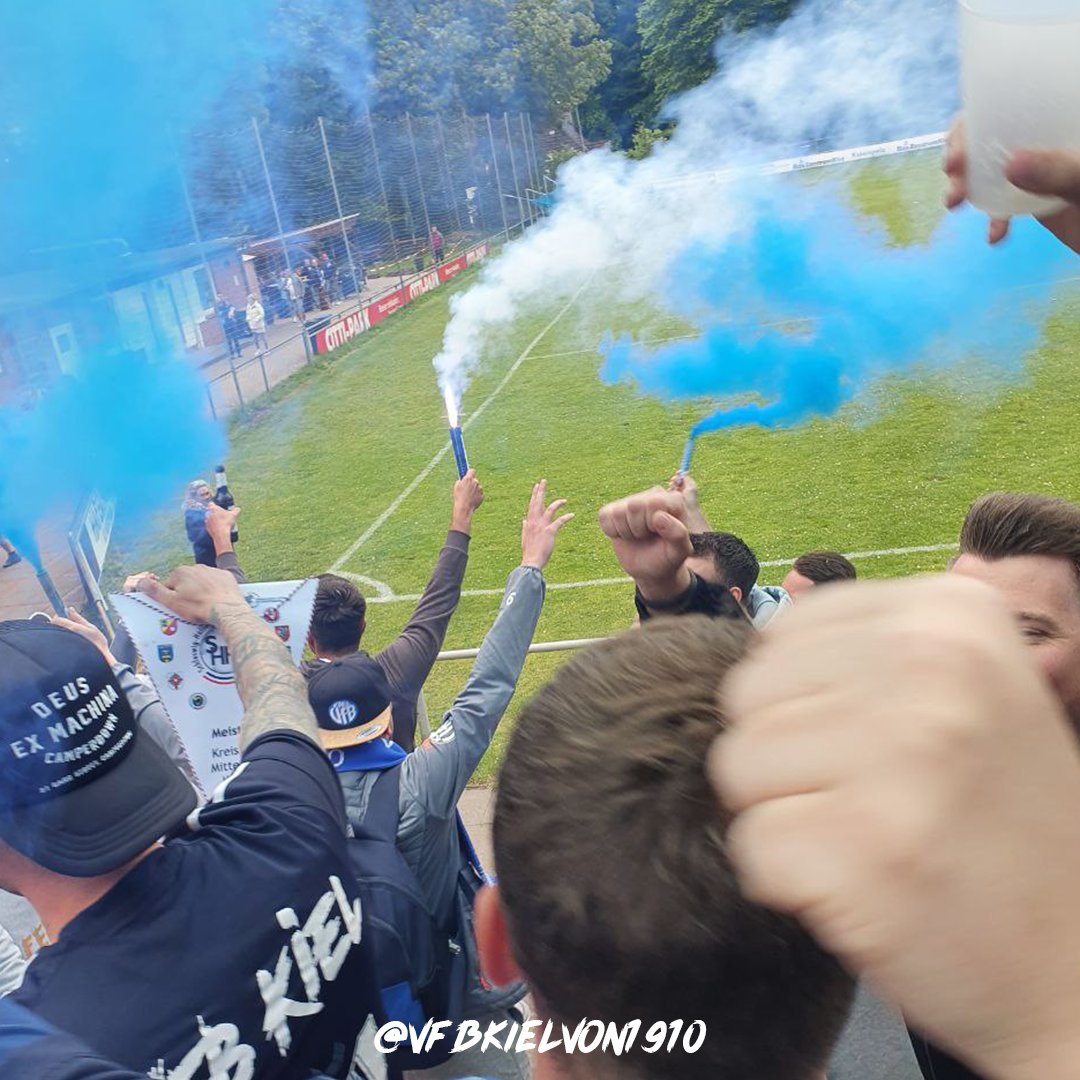 VfBKielvon1910's tweet photo. Wir können es immer noch nicht glauben: Wir steigen in die Verbandsliga auf! 😍💯
Eine Bildergalerie 👇
(1/3)
___________
#vfb #kiel #vfbkiel #vfbkielvon1910 #nurdervfb #ndvfb #aufstieg #aufsteiger #kreisliga #verbandsliga https://t.co/mwhkW1BGAy