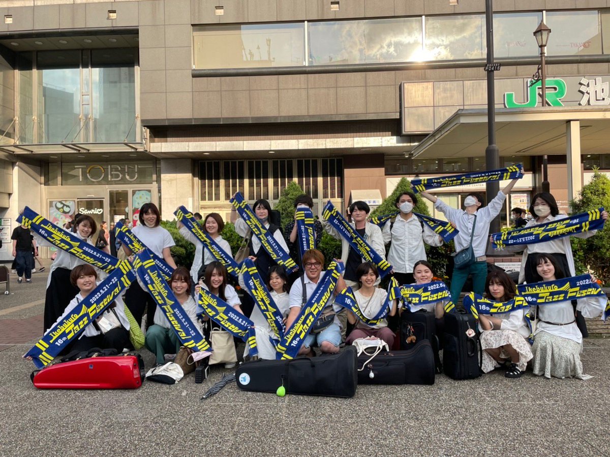 BFJO19_twi's tweet photo. 遅くなりましたが…
本日!池袋ジャズフェスティバル🦉!!
演奏させていただきました!!!
たくさんの方にお聴きいただきとても楽しかったです😭😭😭
BFJO初の野外演奏でした🌟!!!
演奏中の写真や感想はこちらのハッシュタグに!
ハッシュタグ↓
#bigforestjazzorchestra
#BFJO
🤟🤟🤟🤟🤟🤟 https://t.co/mzeRtIGFO8