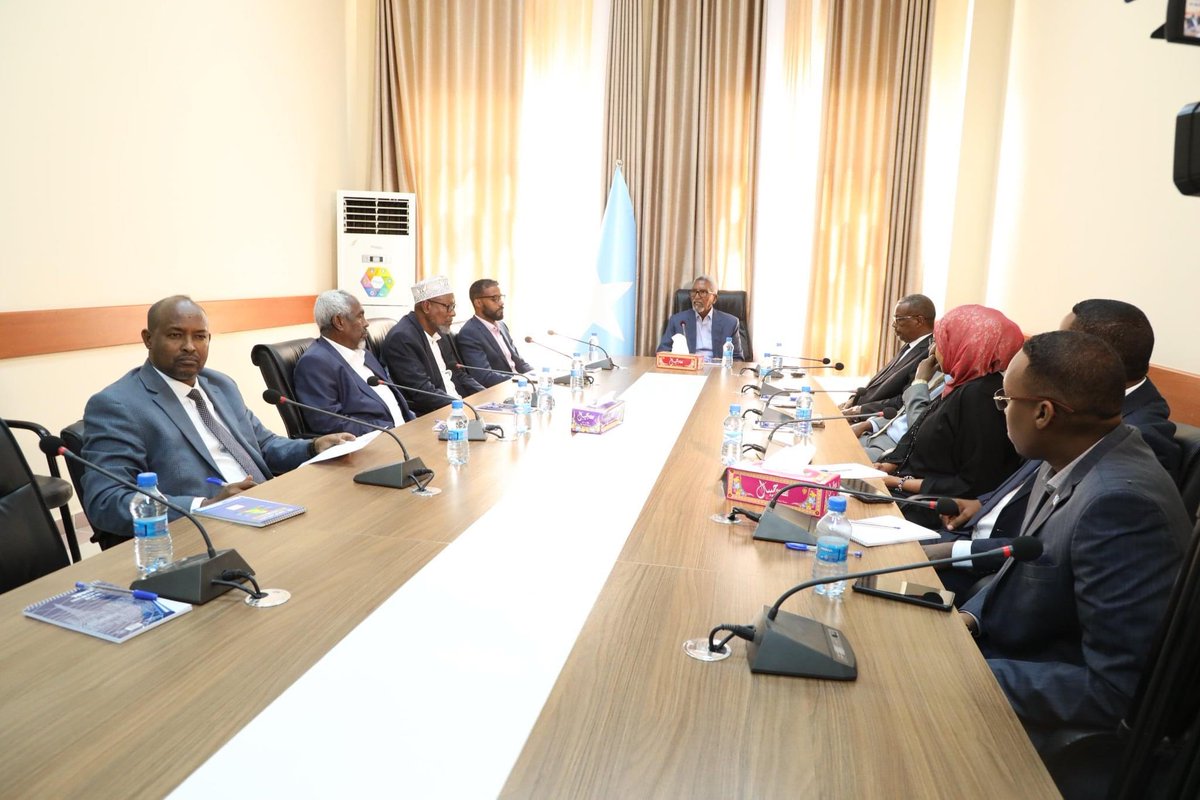 AliShacbaan's tweet photo. Yesterday, we had a fruitful meeting at the Upper House with the Speakers of the Legislative Parliaments of the Federal Member States to discuss strengthening collaboration b/w the Upper House &amp; FMS Legislative parliaments to work together to enhance our country's federal system. https://t.co/nLiP9Y3sZz