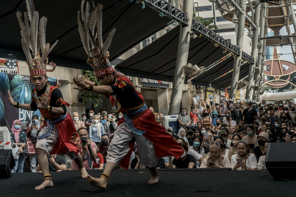 ShafwanZaidon's tweet photo. Borneo traditional dances performance during the Borneo Native Festival at Central Market, Kuala Lumpur, May 22, 2022. - Picture by Shafwan
#BNF2022 #BorneoNativeFestival #PasarSeni #CentralMarket #KualaLumpur #KL50 https://t.co/an3VB6hSsa