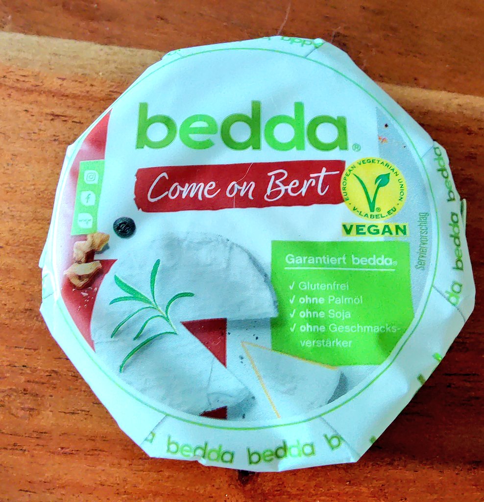 der_veganer's tweet photo. Heute gab's den #vegan|en Come on Bert von #Bedda. Der Camembert ist sehr weich und cremig. Geschmacklich sehr mild. Auffällig ist, dass er überhaupt nicht riecht, selbst wenn man mit der Nase direkt dran riecht. Ich mag ihn wohl, aber ob er Camembert Fans überzeugen kann? https://t.co/dtlws3BwGe