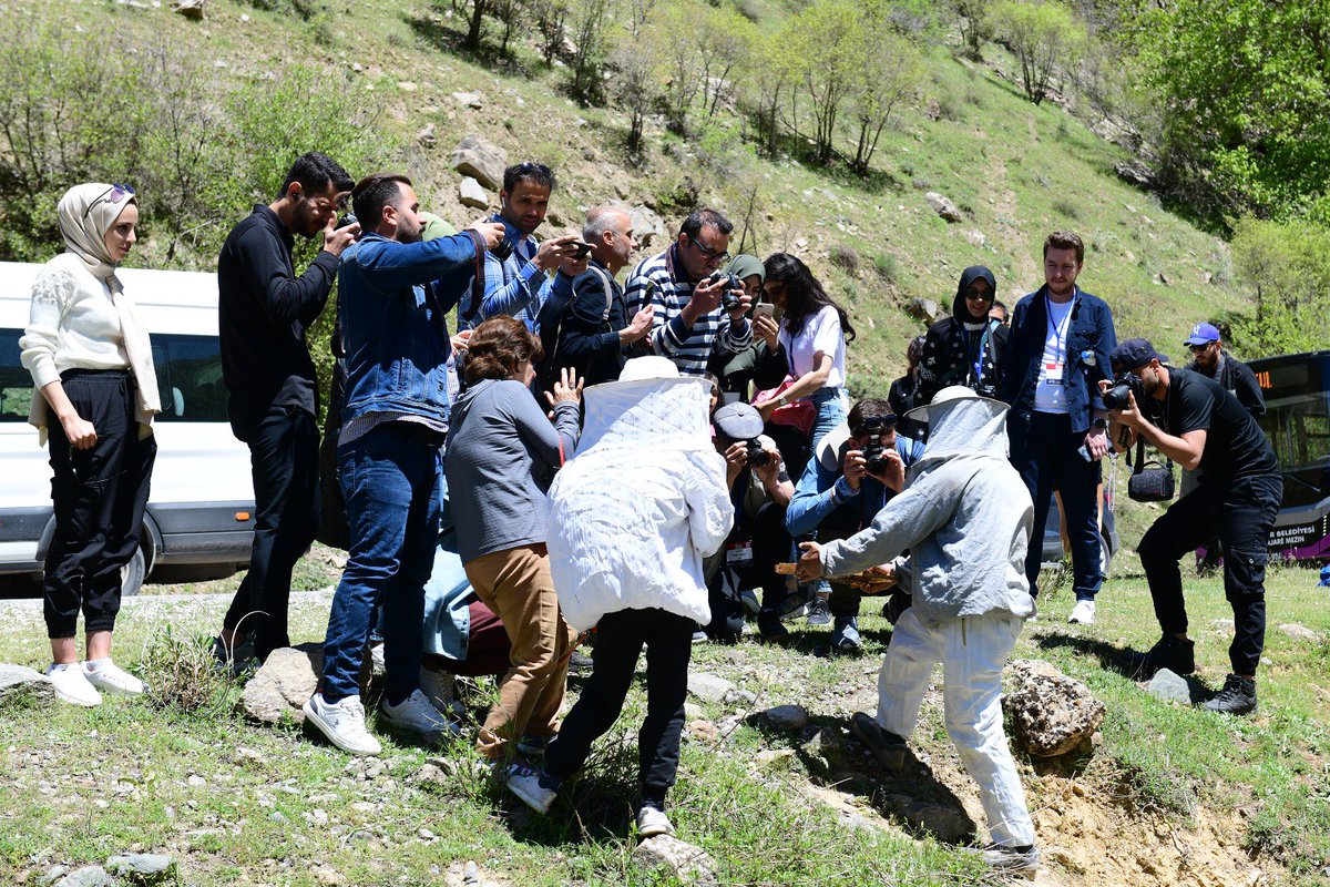 AbdrrhmnSeylan's tweet photo. @vanbuyuksehirbb bünyesinde #vanfotomaraton 'a katılan fotoğrafçılar, Çatak’ın doğası ve güzelliklerinden, tarihi Zeril ve Hurkan Köprülerini, doğal arıcılık ve balcılığı, raftig sporunu,ceviz oymacılığı ile yapılan ürünleri ve buz gibi Kanispi Şelalesini fotoğrafladılar. https://t.co/5zc8f3xt5c