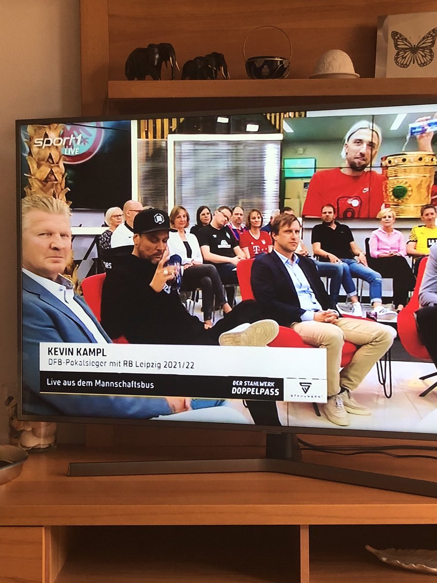 http_miau's tweet photo. #dopa 😂😂😂herrlich der Typ trinkt sich einen Wolf #Bastired ach alles so schwer 😂😂😂😂😂😂😂😂 https://t.co/8RpotegUYh