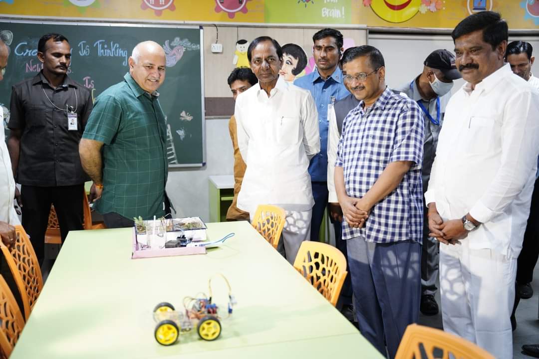 AapCentral1's tweet photo. Visited world-class Mohalla Clinics and schools of the Delhi Government with Chief Minister Of Telangana Shri K Chandrashekhar Rao ji. He was very happy to see all the facilities. 

India will only progress if we learn from the good work of each other. @ArvindKejriwal @BhagwantM https://t.co/V5heVBUwpH