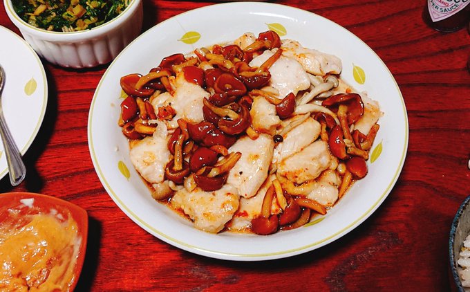 ナメコでタレをつくって鶏肉焼いたやつにかけた。うまい。 