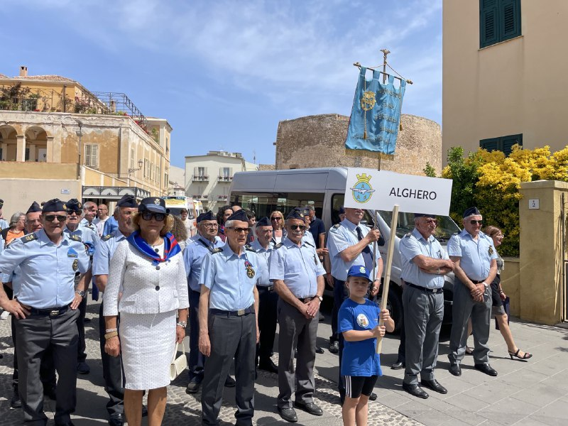 assoaeroarma's tweet photo. #Alghero #22maggio #RadunoAAA
Lo schieramento: da #Torino (Sezione Fondatrice dell'A.A.A.) ad #Alghero (Sez. organizzatrice del XXI #Raduno Nazionale, 4 anni dopo quello di #Latina) sono tutti radunati a Piazza Sulis!
#AAA70 #AviatoridItalia #Sardegna @comunealghero @MarcoMarrad https://t.co/PajLsBYSej