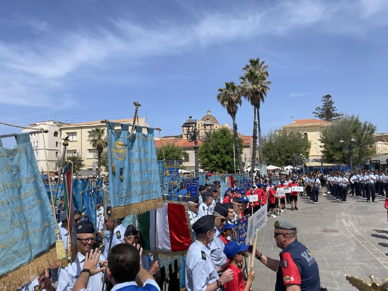 assoaeroarma's tweet photo. #Alghero #22maggio #RadunoAAA
Lo schieramento: da #Torino (Sezione Fondatrice dell'A.A.A.) ad #Alghero (Sez. organizzatrice del XXI #Raduno Nazionale, 4 anni dopo quello di #Latina) sono tutti radunati a Piazza Sulis!
#AAA70 #AviatoridItalia #Sardegna @comunealghero @MarcoMarrad https://t.co/PajLsBYSej