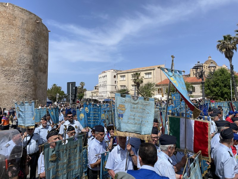 assoaeroarma's tweet photo. #Alghero #22maggio #RadunoAAA
Lo schieramento: da #Torino (Sezione Fondatrice dell'A.A.A.) ad #Alghero (Sez. organizzatrice del XXI #Raduno Nazionale, 4 anni dopo quello di #Latina) sono tutti radunati a Piazza Sulis!
#AAA70 #AviatoridItalia #Sardegna @comunealghero @MarcoMarrad https://t.co/PajLsBYSej
