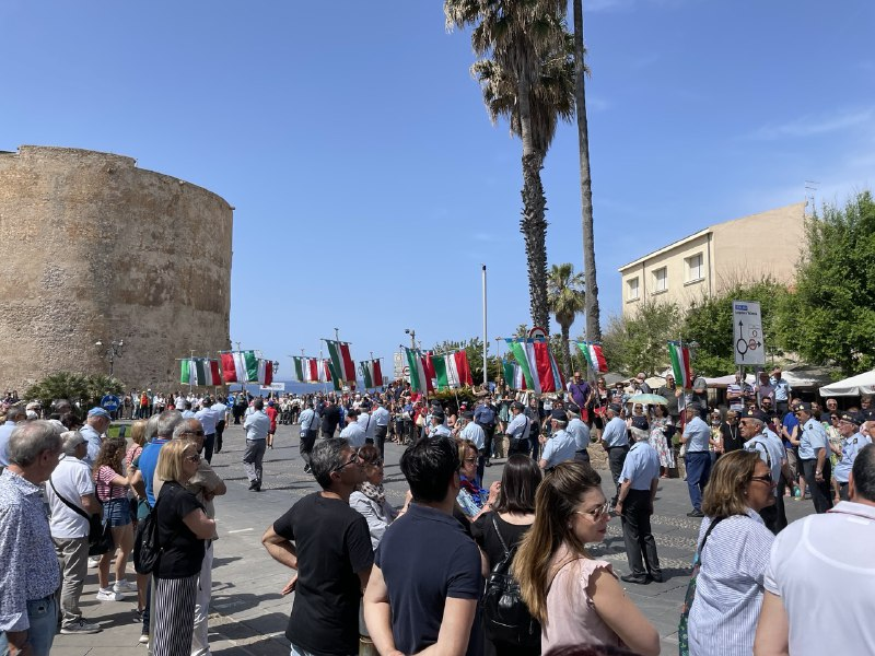assoaeroarma's tweet photo. #Alghero #22maggio #RadunoAAA
Lo schieramento: da #Torino (Sezione Fondatrice dell'A.A.A.) ad #Alghero (Sez. organizzatrice del XXI #Raduno Nazionale, 4 anni dopo quello di #Latina) sono tutti radunati a Piazza Sulis!
#AAA70 #AviatoridItalia #Sardegna @comunealghero @MarcoMarrad https://t.co/PajLsBYSej