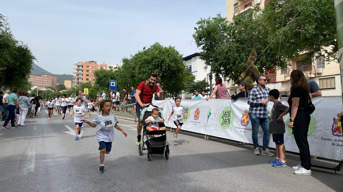 AytoJaen's tweet photo. El evento ha contado con dos carreras distinguidas: una de 1,5km para los más peques y sus familias y otra de 3km para los más atletas! 📸🏃‍♀️🏃 https://t.co/F8eUcBfS4U