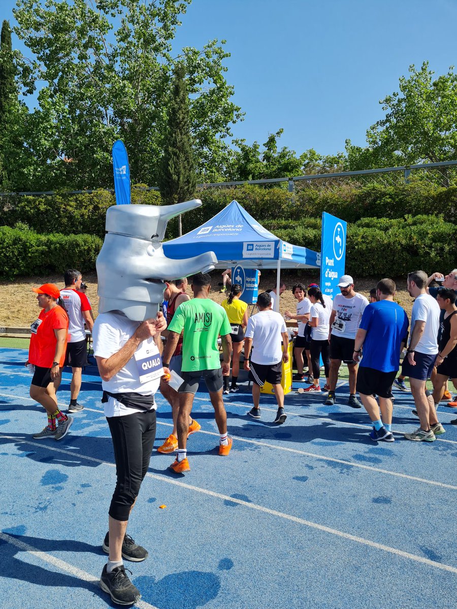 aiguesbcnclient's tweet photo. Nou Barris avui s'ha posat les sabatilles de córrer! 👟

Ha tingut lloc la 35a edició de la @CursaNouBarris organitzada per @ClubNouBarris.

Nosaltres hem posat un punt d'aigua perquè no li falti l'aigua a ningú! 💧

Enhorabona als participants! 💪 https://t.co/AEWx7bMnY9