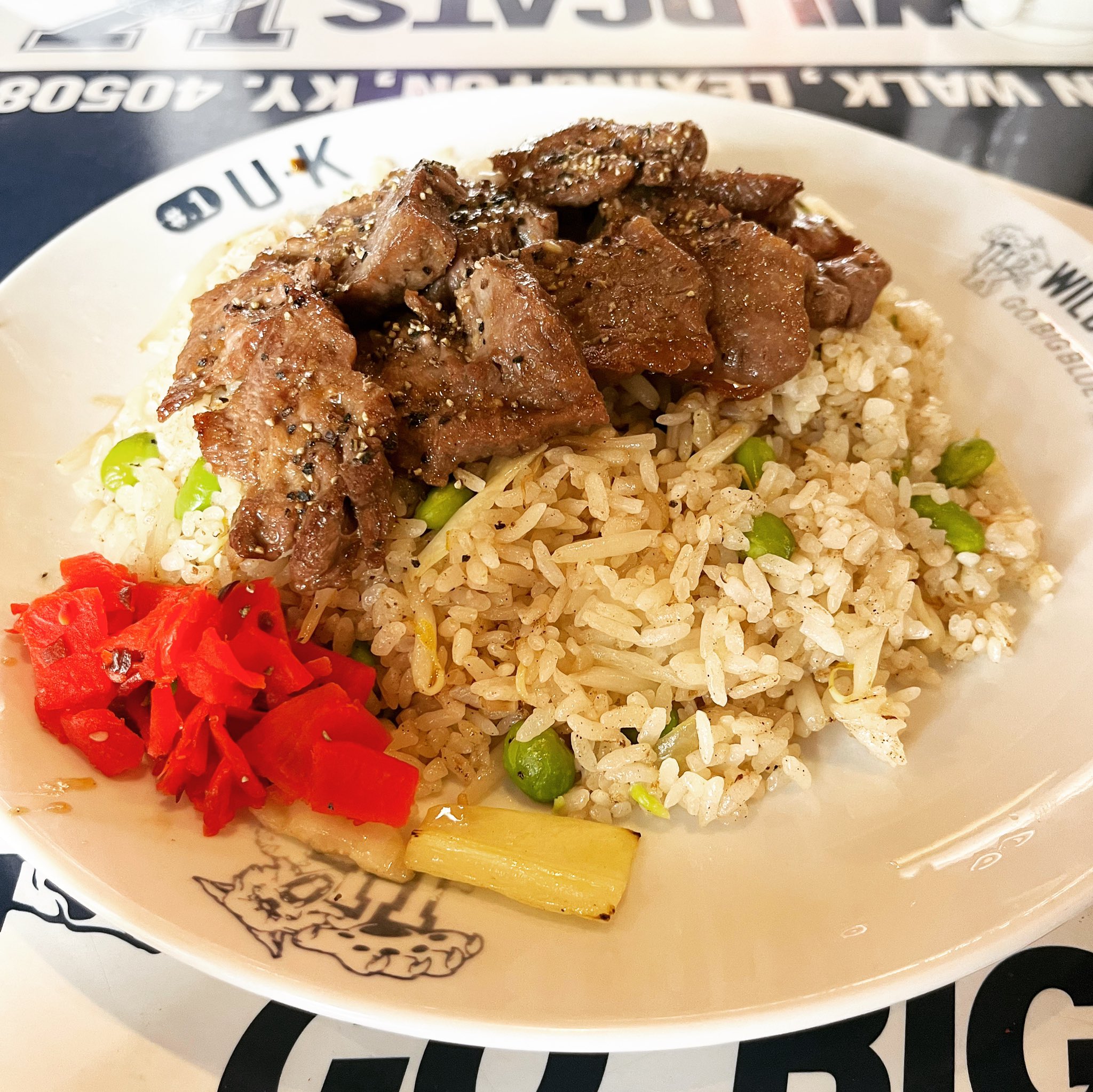 Ism Rockfield 関西出張帰りにukカフェ でランチ ホームタウン仙台なる物を頼む 基本チャーハン にトッピング 仙台は牛タン って感じだが メニュー表にはそれぞれのメニューごとのストーリーが書いてあって 面白い 種類ありすぎて無茶悩むけど うま