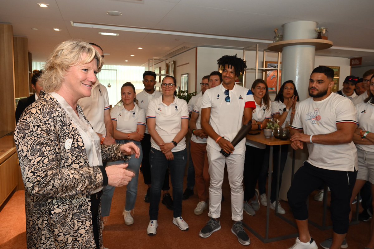 FranceOlympique's tweet photo. 🎙Brigitte Henriques : « Je suis très heureuse d’être avec vous ce matin à l’occasion de ce 1er #WeekEndBleu, la cohésion d’équipe est primordiale pour gagner tous ensemble sur les prochaines échéances Olympiques @Paris2024 @Cortina et changer la place du sport en France. » https://t.co/QHbfdxMBXu