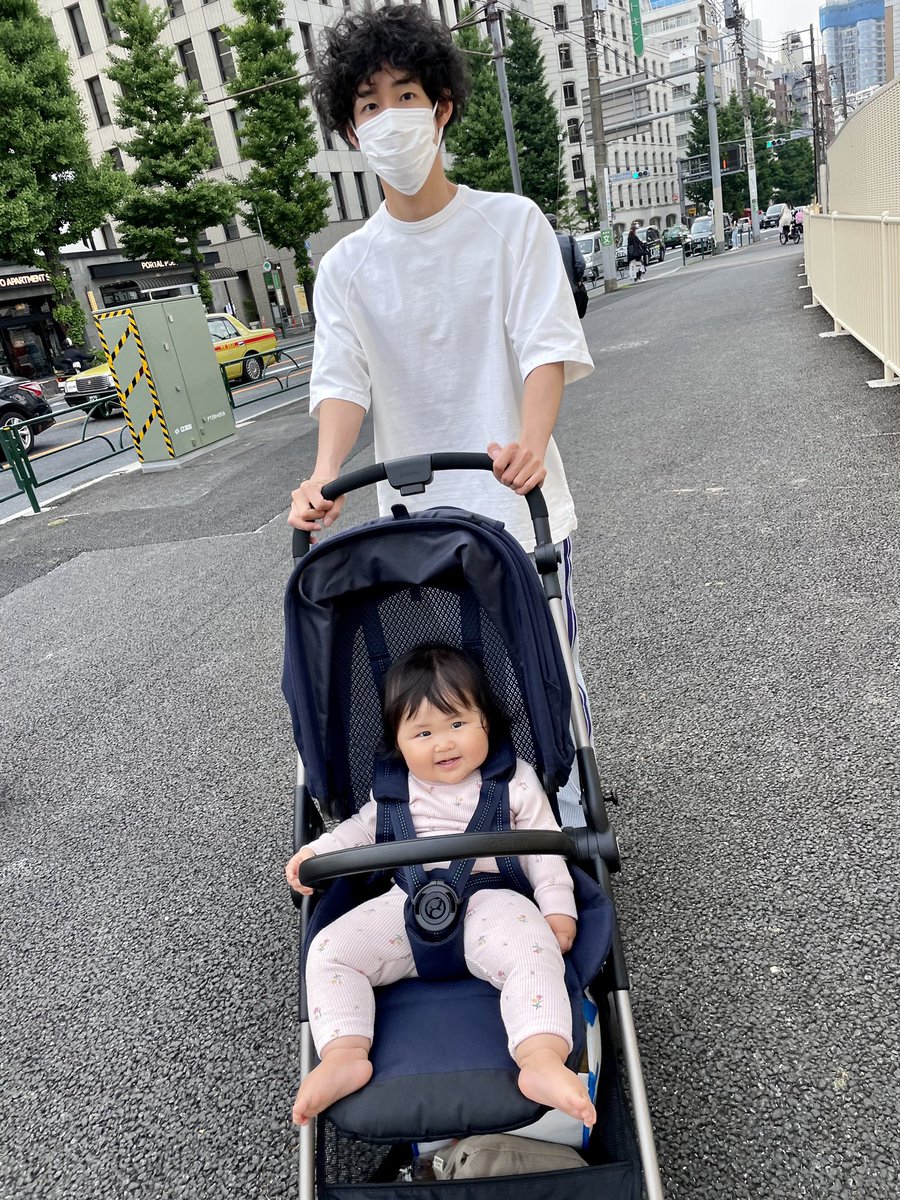 座り方に貫禄が出てきた。子どもの成長は早い。 #生後10ヶ月