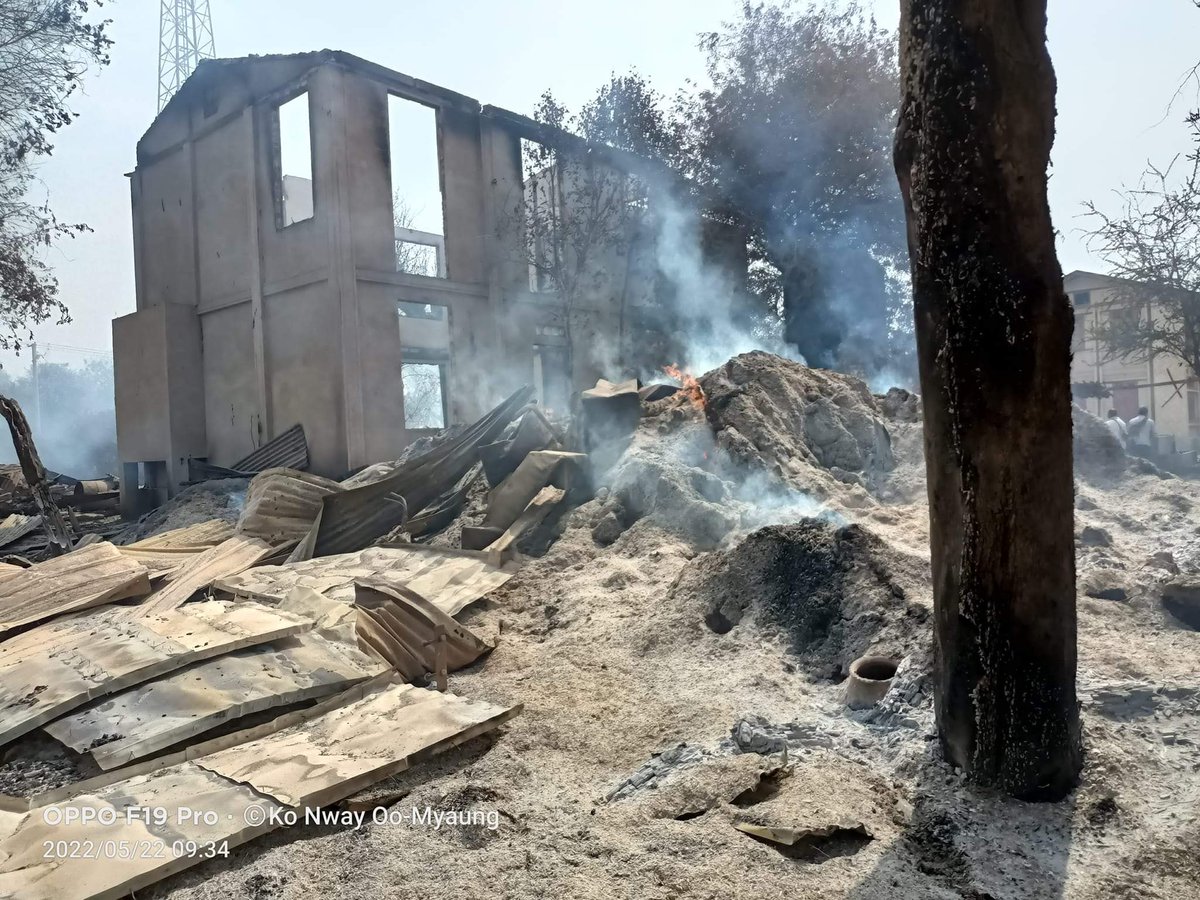 nslwin's tweet photo. #MyanmarMilitaryTerrorists set more than 150 houses, including a monastery, on fire in Minden &amp; Anyunt villages in Myaung Township, Sagaing Region, on the evening of May 21 and today (May 22) morning. 
 
#WhatsHappeningInMyanmar https://t.co/gP91wlrWi9