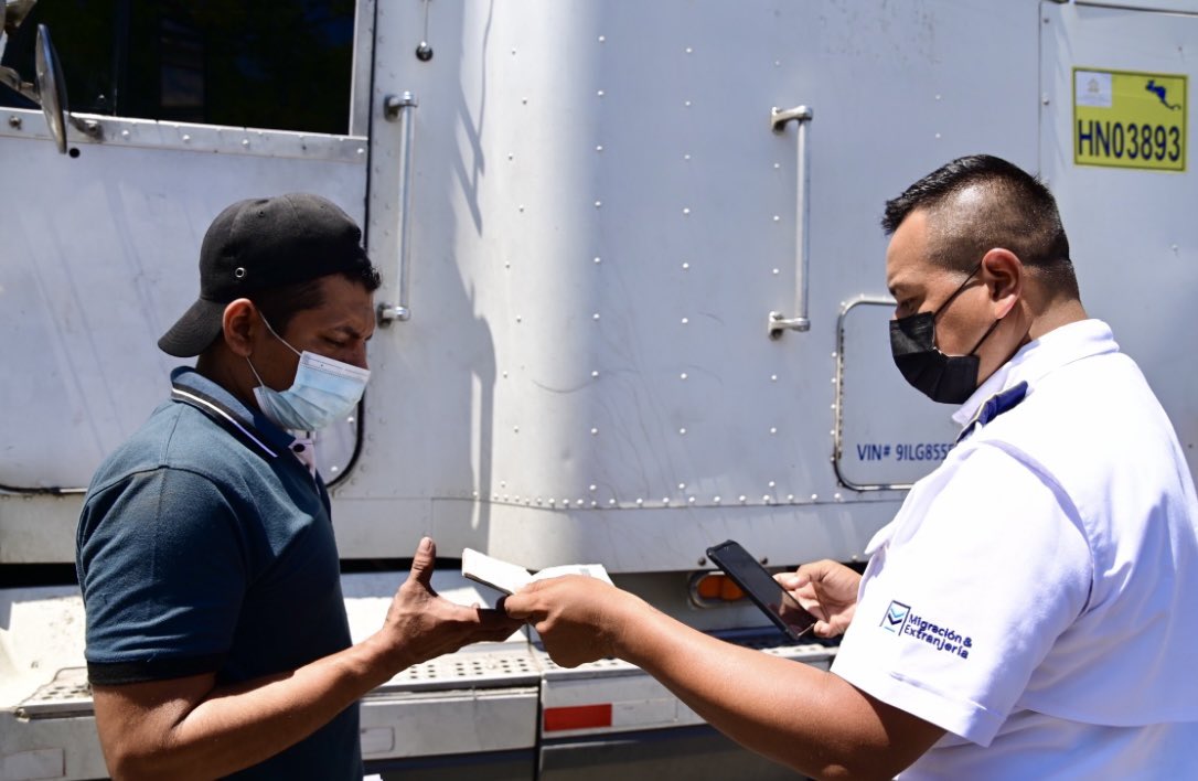 En frontera La Hachadura en Ahuachapán, realizamos un aproximado de mil controles migratorios diarios a transportistas de carga terrestre que ingresan y salen del país, por este punto fronterizo que conecta a El Salvador con Guatemala.

#EnBuscaDeLaExcelencia